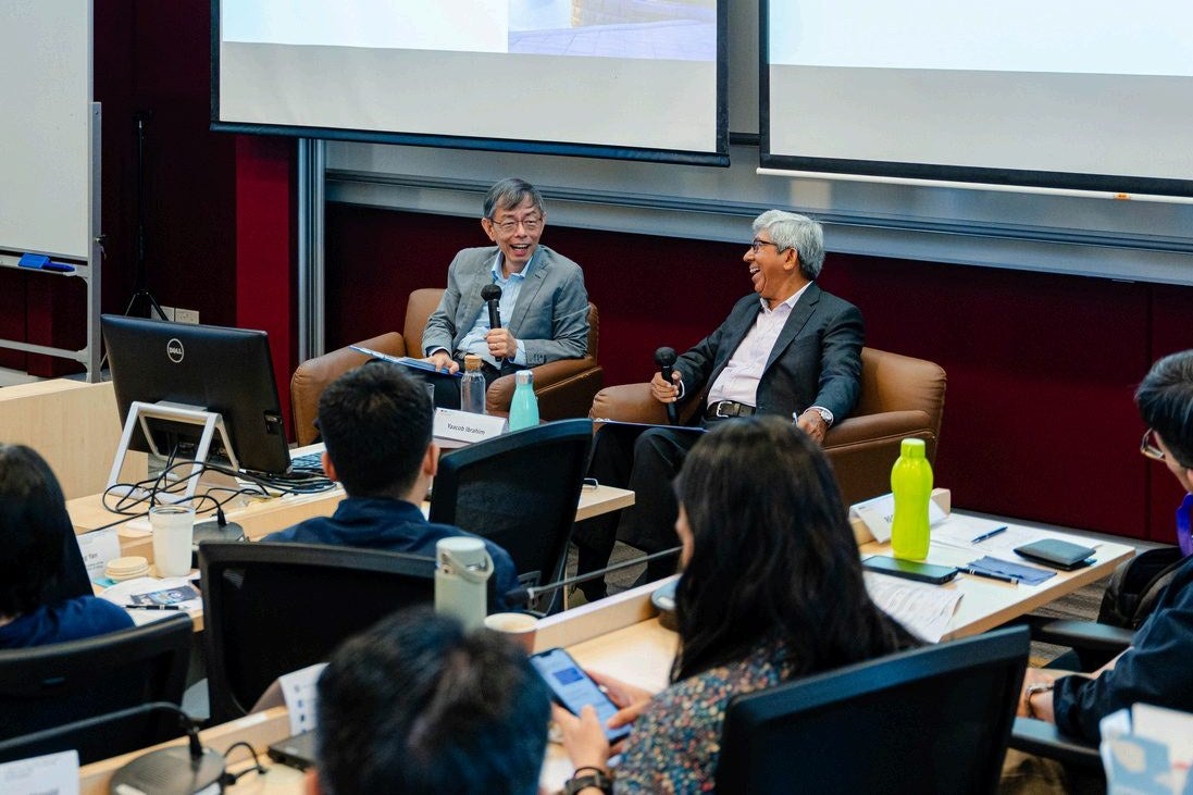 Public sector leaders in discussion with faculty at a Lee Kuan Yew School of Public Policy executive education session