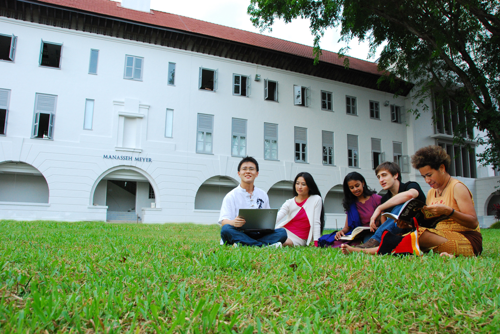 Students-studying-outdoors