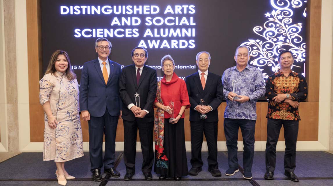 NUS Faculty of Arts and Social Sciences conferred Professor Paul Cheung the 2024 Distinguished Alumni Award
