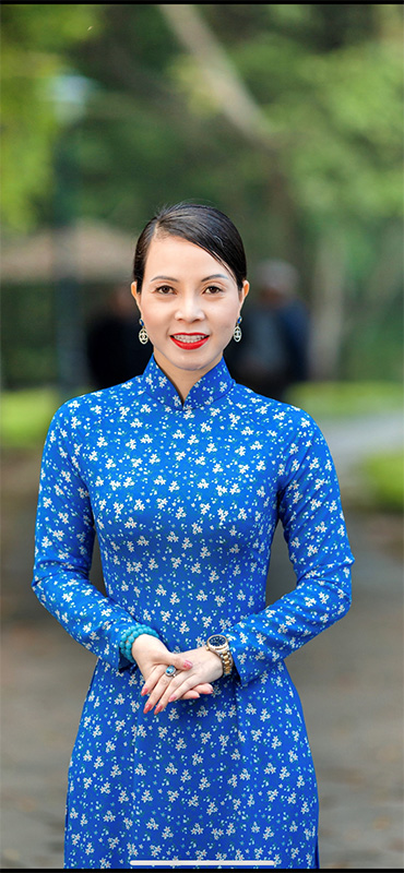 Thuy in Ao Dai