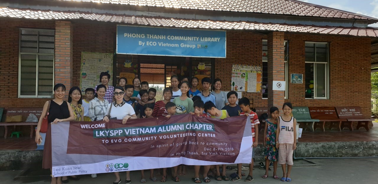 LKYSPP Vietnam Alumni Chapter paid a visit to EVG Community Library